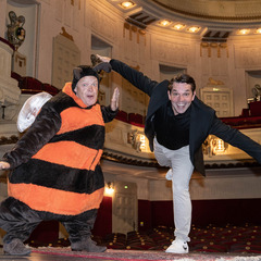 Hummel Mats (l., Martin Eitner) und Juri Tetzlaff, Foto: Bernd Sch&ouml;nberger, Lizenz: Brandenburgische Kulturstiftung Cottbus-Frankfurt (Oder)